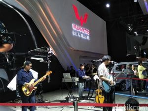 Petra Sihombing Hangatkan Panggung Wuling di IIMS 2019 Petra Sihombing Hangatkan Panggung Wuling di IIMS 2019