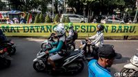 Massa Bentangkan Spanduk Prabowo Presiden di Depan KPU
