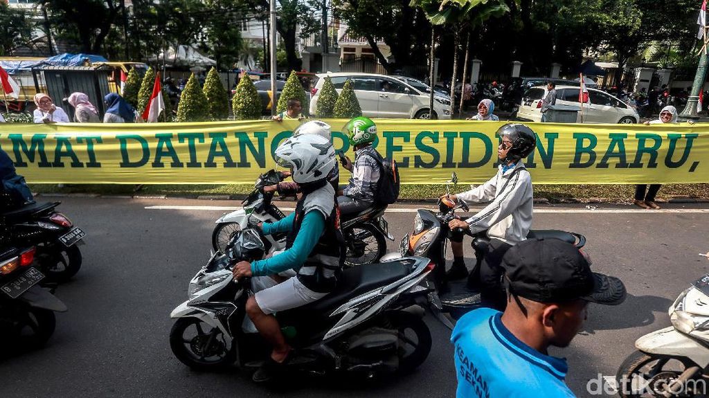 Massa Bentangkan Spanduk Prabowo Presiden di Depan KPU Massa Bentangkan Spanduk Prabowo Presiden di Depan KPU