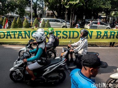 Massa Bentangkan Spanduk Prabowo Presiden di Depan KPU