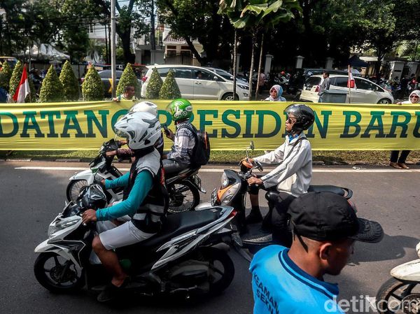 Massa Bentangkan Spanduk Prabowo Presiden di Depan KPU