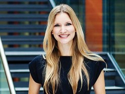 Ini Psikolog Cantik Istri Baru Jude Law yang Berusia 14 Tahun Lebih Muda