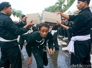 Aksi Menantang Ribuan Pendekar di Kirab Golok Raksasa Cilegon