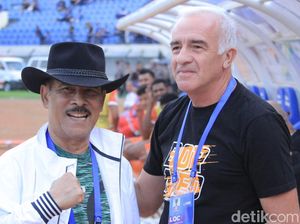 Ketika Umuh dan Mario Gomez Berjabat Tangan di Stadion Si Jalak Harupat