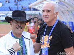 Ketika Umuh dan Mario Gomez Berjabat Tangan di Stadion Si Jalak Harupat