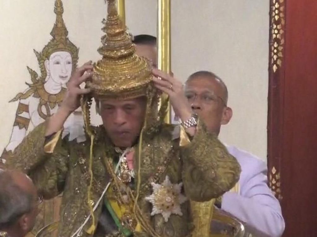 Video Raja Thailand Maha Vajiralongkorn Kenakan Mahkota 7,3 Kg Video Raja Thailand Maha Vajiralongkorn Kenakan Mahkota 7,3 Kg