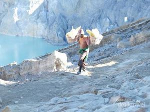 Hidup Penambang Belerang Dibalik Cantiknya Kawah Ijen