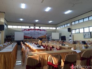 Petugas PPK Kelelahan, Proses Rekapitulasi di KPU Surabaya Sempat Ditunda