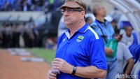 Robert Rene Alberts menjadi pelatih anyar Persib Bandung. Ia nampak hadir dalam pertandingan Persib Bandung kontra Borneo FC di Stadion Si Jalak Harupat, Bandung, Sabtu (4/5/2019).