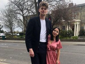 Pacaran dengan Pria Jangkung, Wanita Bertubuh Mungil Ini Di-bully