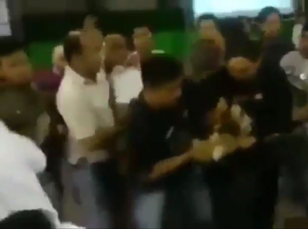 Video Kericuhan Rekapitulasi Suara di Sampang Video Kericuhan Rekapitulasi Suara di Sampang