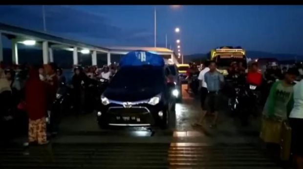 Para penumpang mengaku pulang kampung untuk berpuasa pertama bersama keluarga di Sulsel.