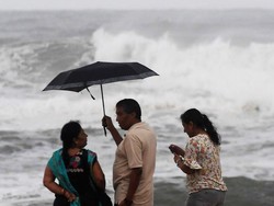 Topan Fani di India Himpun Kekuatan Ganas 10 Hari di Laut