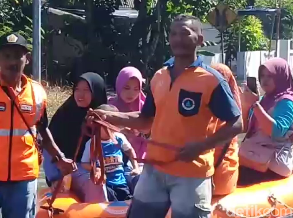 Banjir di Mojokerto Tak Juga Surut, Warga Terpaksa Mengungsi Banjir di Mojokerto Tak Juga Surut, Warga Terpaksa Mengungsi
