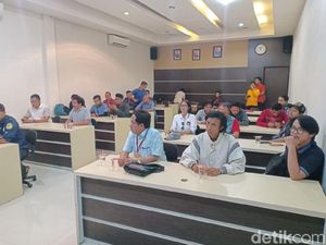 Perekam Video Kelompok Berbaju Hitam Coret Jembatan di Malang Terungkap Perekam Video Kelompok Berbaju Hitam Coret Jembatan di Malang Terungkap