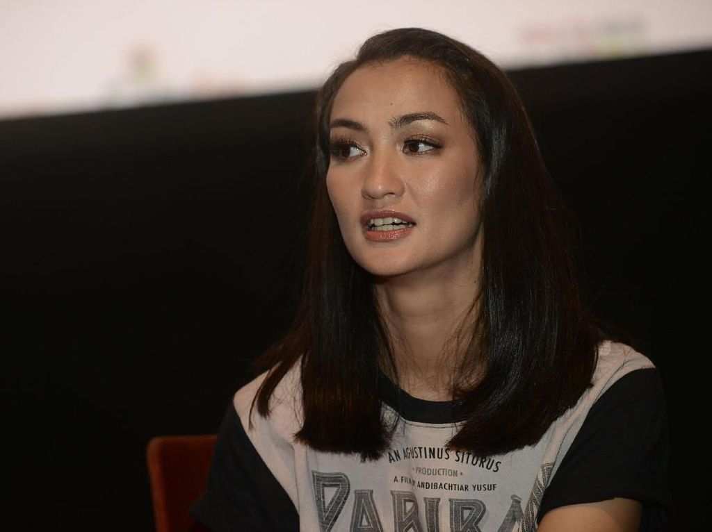 Atiqah Hasiholan Bingung soal New Normal Atiqah Hasiholan Bingung soal New Normal