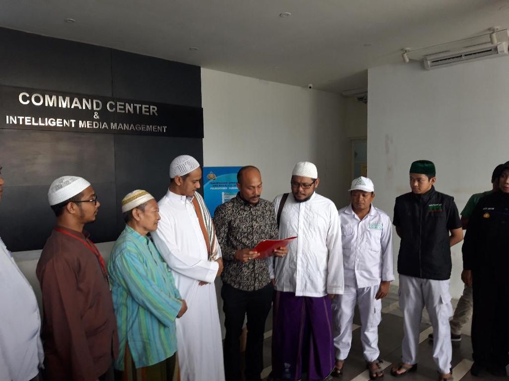 Sebut Habib Rizieq Bukan Cucu Nabi, Pria Ini Minta Maaf di Depan FPI Sebut Habib Rizieq Bukan Cucu Nabi, Pria Ini Minta Maaf di Depan FPI