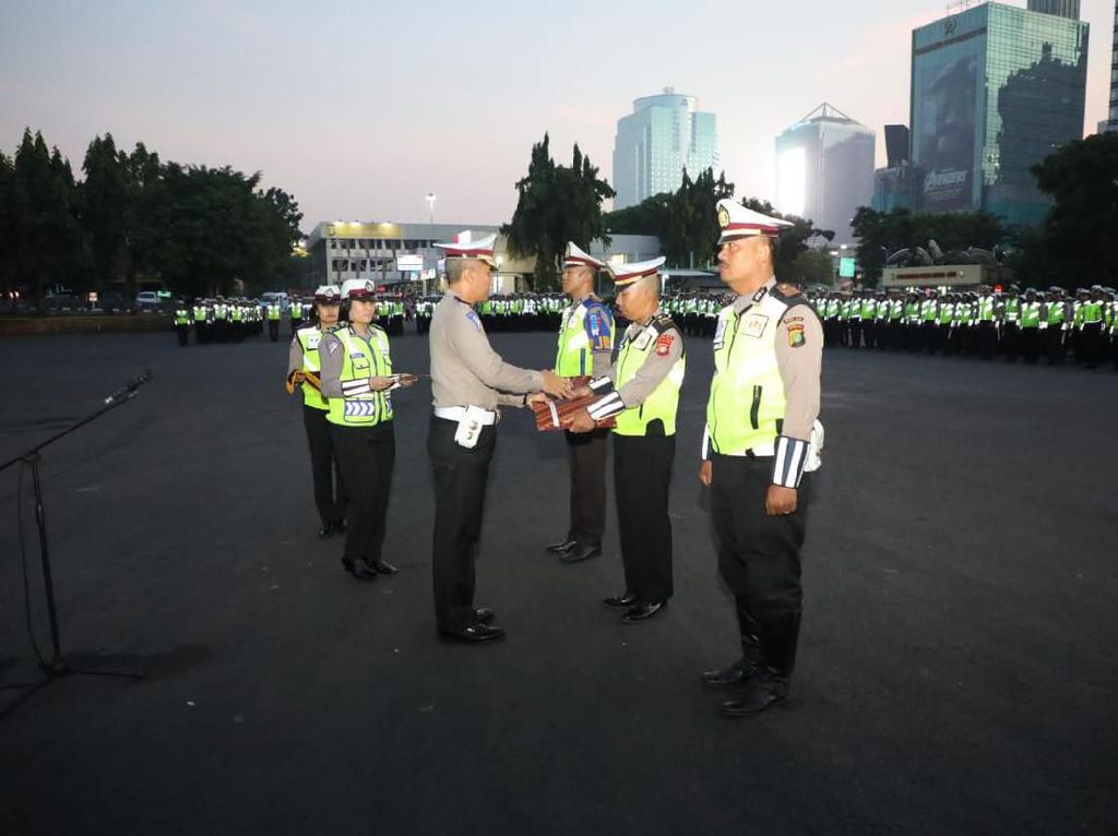 19 Polantas Tolong Balita-Tangkap Penjahat di Jalan Diganjar Award 19 Polantas Tolong Balita-Tangkap Penjahat di Jalan Diganjar Award