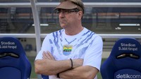 Rene bertekad membawa Persib berprestasi di musim pertamanya. Bahkan, pria 64 tahun itu yakin bisa menggondol piala lebih dari satu musim.