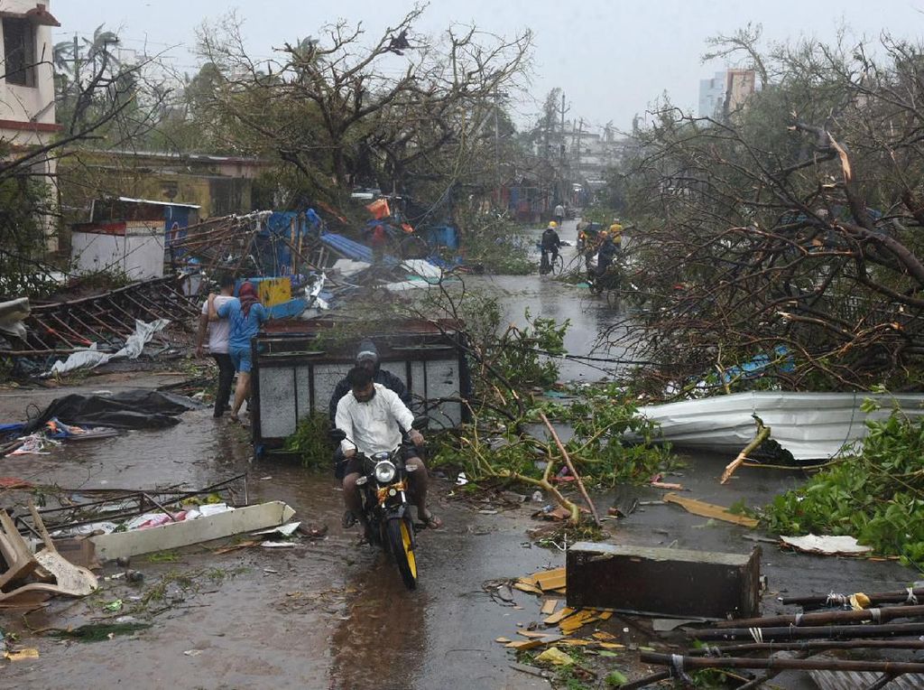 33 Orang Tewas Akibat Topan Fani di India 33 Orang Tewas Akibat Topan Fani di India