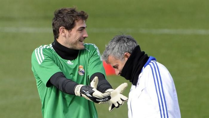 Iker Casillas kena serangan jantung, Jose Mourinho cepat-cepat menghubungi Porto. (Javier Soriano/AFP) Iker Casillas kena serangan jantung, Jose Mourinho cepat-cepat menghubungi Porto. (Javier Soriano/AFP)