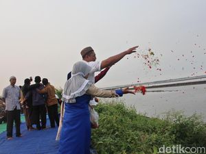Jelang Ramadhan Warga Korban Lumpur Tabur Bunga di Atas Tanggul