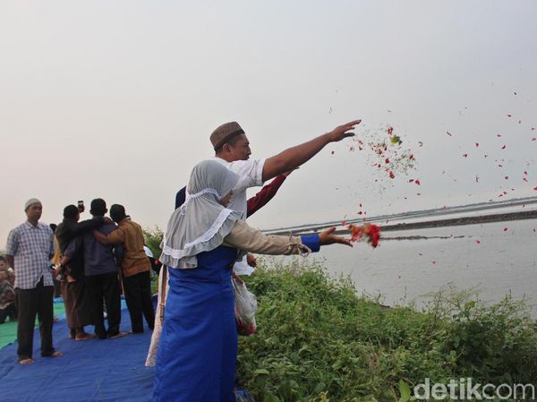 Jelang Ramadhan Warga Korban Lumpur Tabur Bunga di Atas Tanggul