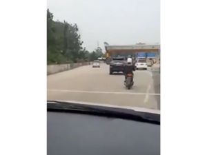 Viral Pemotor Nyasar Hendak Masuk Gerbang Tol Bogor 2