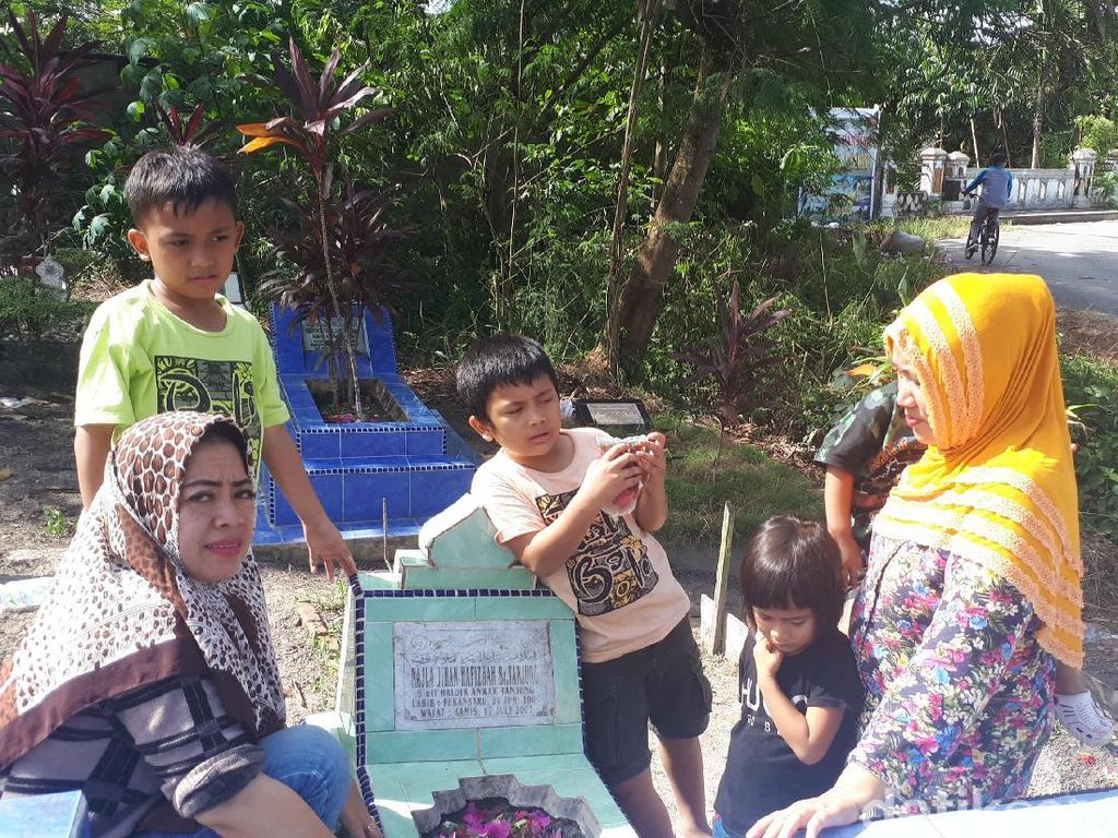 Merajut Rindu di Makam Keluarga Jelang Ramadhan Merajut Rindu di Makam Keluarga Jelang Ramadhan