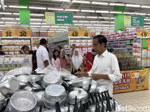 Jelang Ramadhan, Jokowi Ajak Iriana Ngemal ke Botani Square
