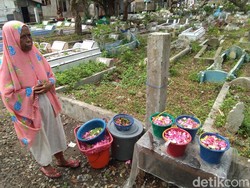 Cerita Nek Atikah, 15 Tahun Jual Bunga di Makam Kutablang Jelang Ramadhan