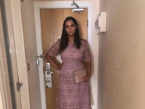 Dihina di Tinder hingga Jadi Viral, Wanita Ini Kini Mendadak Jadi Model Dihina di Tinder hingga Jadi Viral, Wanita Ini Kini Mendadak Jadi Model