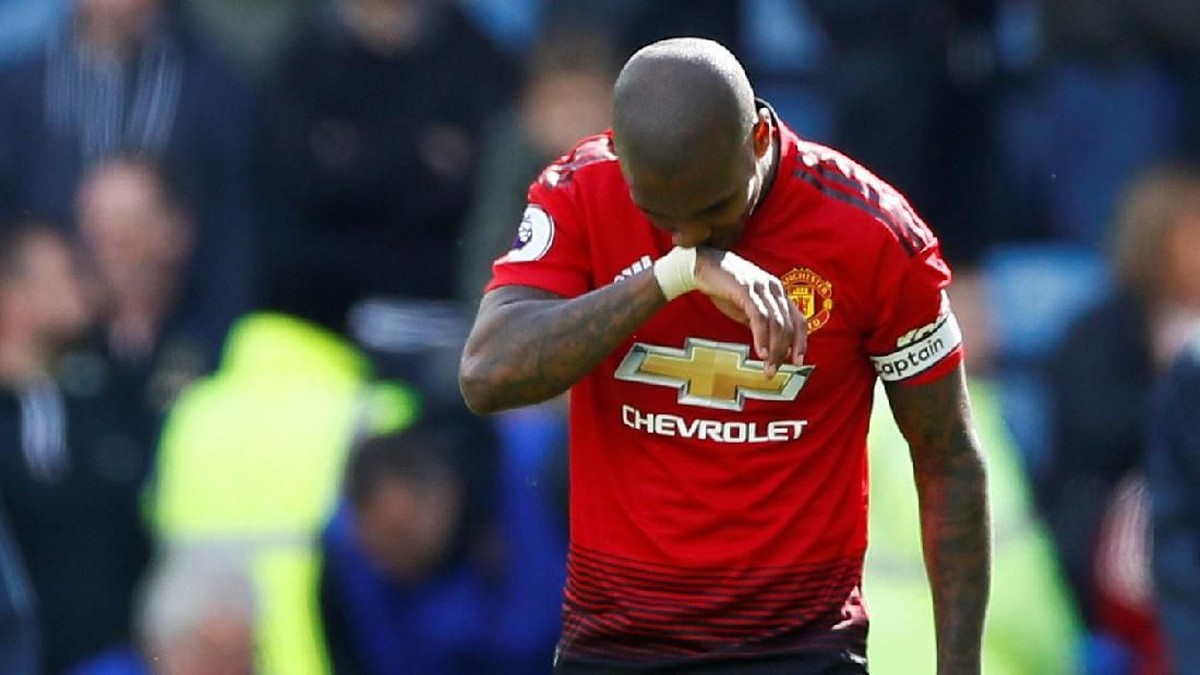 Ashley Young dibuat pontang-panting saat mengawal Wilfried Zaha (Jason Cairnduff/Reuters)