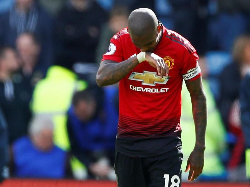 Pembelaan untuk Ashley Young yang Pontang-panting Menghadapi Zaha Pembelaan untuk Ashley Young yang Pontang-panting Menghadapi Zaha