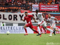 Bruno Matos yang mendapatkan pengawalan beberapa pemain Bali United berusaha melancarkan serangan.