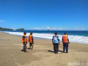 Berenang di Pantai Bajul Mati, 2 Wisatawan Hilang Tertelan Ombak Berenang di Pantai Bajul Mati, 2 Wisatawan Hilang Tertelan Ombak