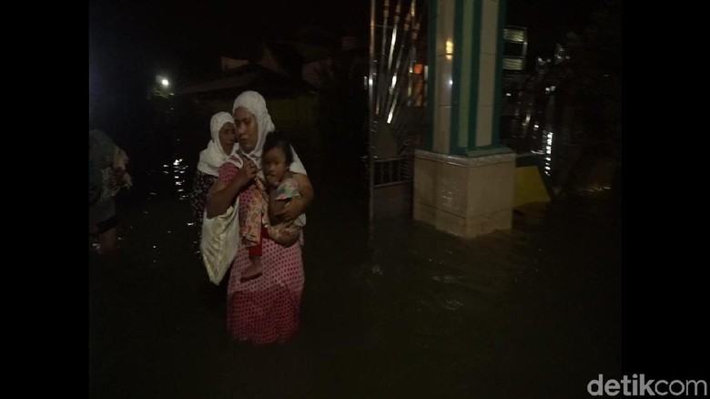 Meski Masjid Terendam Banjir, Warga Gresik Tetap Salat Tarawih