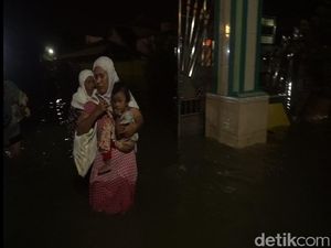 Meski Masjid Terendam Banjir, Warga Gresik Tetap Salat Tarawih