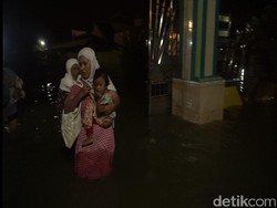 Meski Masjid Terendam Banjir, Warga Gresik Tetap Salat Tarawih