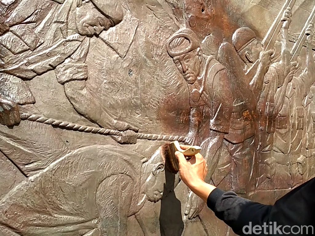 Relief di Perpustakaan Bung Karno Disemir Ulang Jelang Ramadhan Relief di Perpustakaan Bung Karno Disemir Ulang Jelang Ramadhan