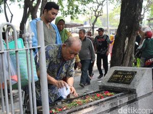 Warga Surabaya Banjiri Makam, Nyekar Keluarga yang Meninggal Jelang Ramadhan