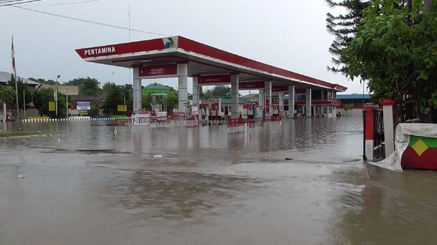 SPBU di Pangkalpinang terendam banjir.