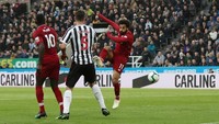 Liverpool kembali unggul 2-1 di menit ke-28. Umpan silang Alexander-Arnold berhasil dituntaskan lewat tembakan Mohamed Salah dari jarak dekat. (Foto: Lee Smith/Reuters)