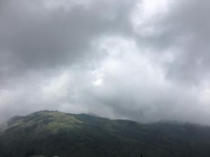 Kabut dan Air Terjun Grojogan Sewu yang Menawan