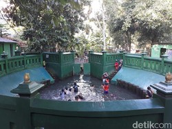 Byuurr! Cara Warga Bantul Sambut Ramadan, Padusan di Sendang Kasihan