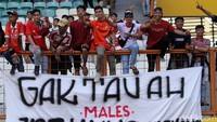 Jakmania juga membentangkan poster yang menginginkan Persija memenangi laga tersebut.