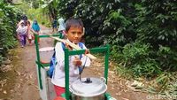 Potret Perjuangan Hidup Bocah SD yang Sekolah Sambil Jualan Bakso