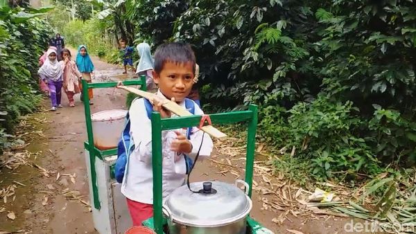 Potret Perjuangan Hidup Bocah SD yang Sekolah Sambil Jualan Bakso