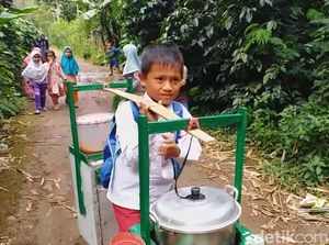 Potret Perjuangan Hidup Bocah SD yang Sekolah Sambil Jualan Bakso