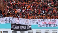 Yel-yel dukungan dari Jakmania menggema di Stadion Wibawa Mukti.